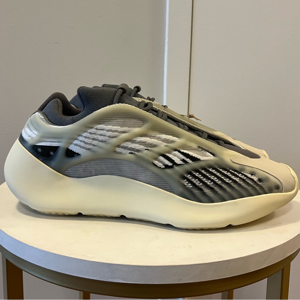 Yeezy 700 V3 Salt- Size 12.5 (Fits like 12) Brand New (Deadstock)